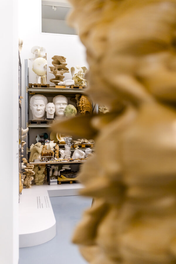 Einblick in das Atelier von Tony Cragg in der Ausstellung Tony Cragg. Please touch, Foto: Anne Orthen