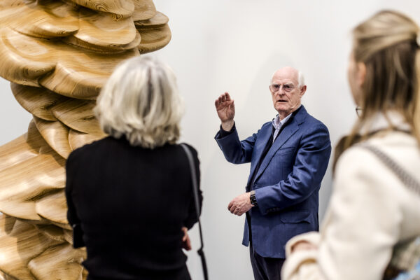 Tony Cragg mit Besucherinnen in der Ausstellung Please touch! im Kunstpalast, Foto: Anne Orthen