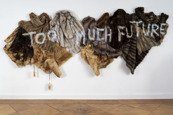 Rebekka Benzenberg, too much future, 2020, Pelzmäntel und Bleichmittel, 170 x 430 x 20 cm, Foto: Sascha HerrmannCourtesy die Künstlerin & Galerie Anton Janizewski, Berlin