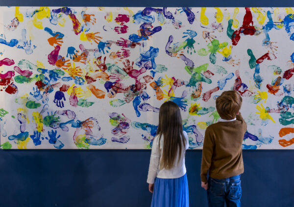 Kinder vor dem Werk der Adam-Riese-Schule, Löwenklasse 3b, Foto: Anne Orthen