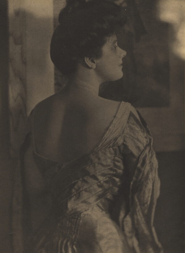 Gertrude Käsebier (1852 – 1934), Porträt – Mrs. Philip Lydig, ca. 1905, Fotogravüre20,4 x 14,7 cm, Kunstpalast, Düsseldorf