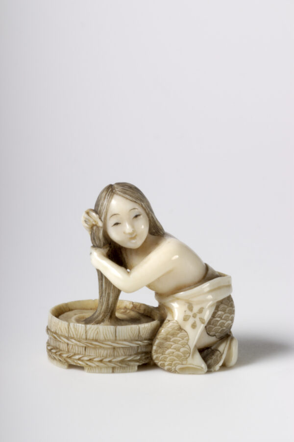 Yasumasa, tätig ca. 1900, Netsuke, Haare waschend, ca. 1900, Elfenbein, 3,2 cm, © Kunstpalast, DüsseldorfFoto: Kunstpalast - Lothar Milatz - ARTOTHEK