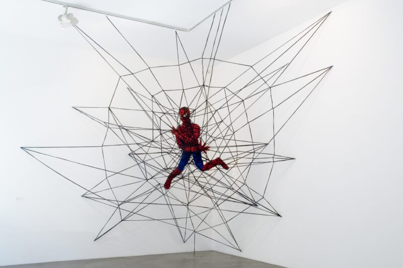 Patricia Waller o.T. (Spiderman), 2010 Wolle, Füllwatte, Stoff; Häkelarbeit ca. 390 x 440 x 200 cm © Patricia Waller und VG-Bildkunst Bonn, 2024 Courtesy Galerie Deschler, Berlin