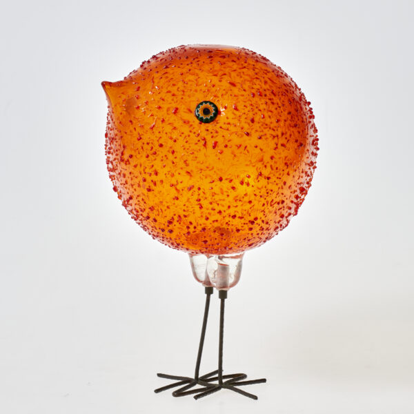 MYTHOS MURANO - Alessandro Pianon, Orangefarbenes Küken (pulcino), Murano, ca. 1960–1962 (Entwurf), Orangefarbenes Glas, frei geblasen, aufgeschmolzene rote Krösel und Mosaikglasscheiben (murrine); Kupferdraht, gehämmert, in farbloses Glas gefasst.(H x B x T): 23,3 x 15,4 x 14,2 cm, Ankauf, Foto: Kunstpalast, Düsseldorf