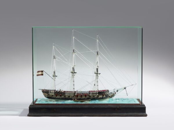 Künstler: unbekannt, Glasmodell einer Fregatte, Venedig (vermutlich), ca. 1815, Schiff: Glas, vor der Lampe gearbeitet; Folien, Textilien, (Baum?)wolle. Vitrine: Glas, Holz, Metallfassung, (H x B x T): 57 × 76,6 × 32,5 cm, Ankauf, Foto: Kunstpalast, Düsseldorf