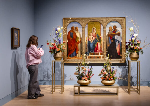 Altarbild mit Madonna, und Heiligen, Giovanni Bellini, und Werkstatt, Blumen Lehmann, Victoria Bernds: „Weiche Klarheit“, Calla, Tulpen, Ranunkeln, Skabiosen, Anthurien und Frühlingsblumen, Foto: Anne Orthen