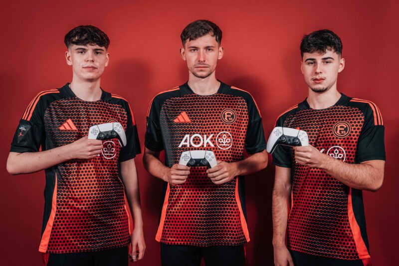 Mit dabei: Der eSports Kader von Fortuna Düsseldorf: Justin Springer, Kai Hense und Fabio Immerthal (v.l.n.r.), Foto: Fortuna Düsseldorf