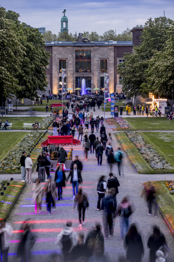 Besucher und Besucherinnen im Ehrenhof, Foto: Anne Orthen