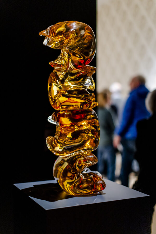 Tony Cragg, Locke, 2020, Gelbes Glas, farblos überfangen, frei am Ofen geformt, 81 × 30 × 29 cm, Entstehungsort: Murano, Dauerleihgabe der Freunde des Kunstpalastes seit 2024